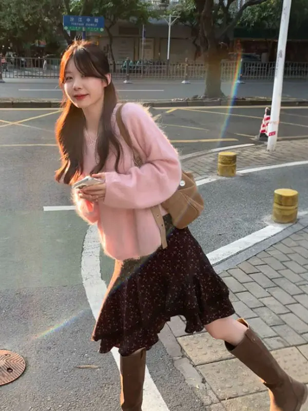 

Комплект из свитера и юбки Lazy Sle Winter Aosphere с цветочным принтом, удобный свободный крой, V-образный вырез, женский костюм-двойка...