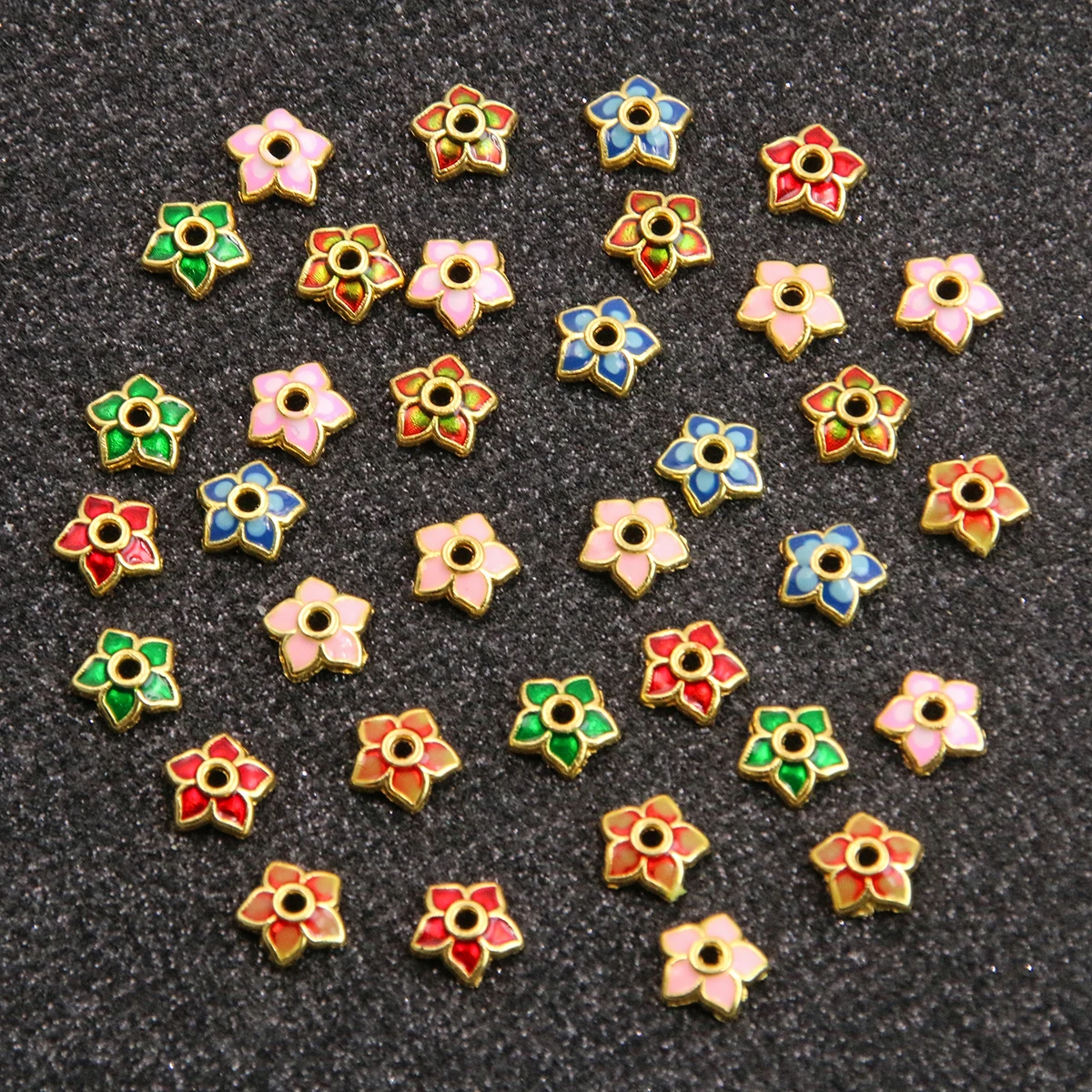 金メッキの小さな金属製フラワービーズ,7色,8x8mm, 30個