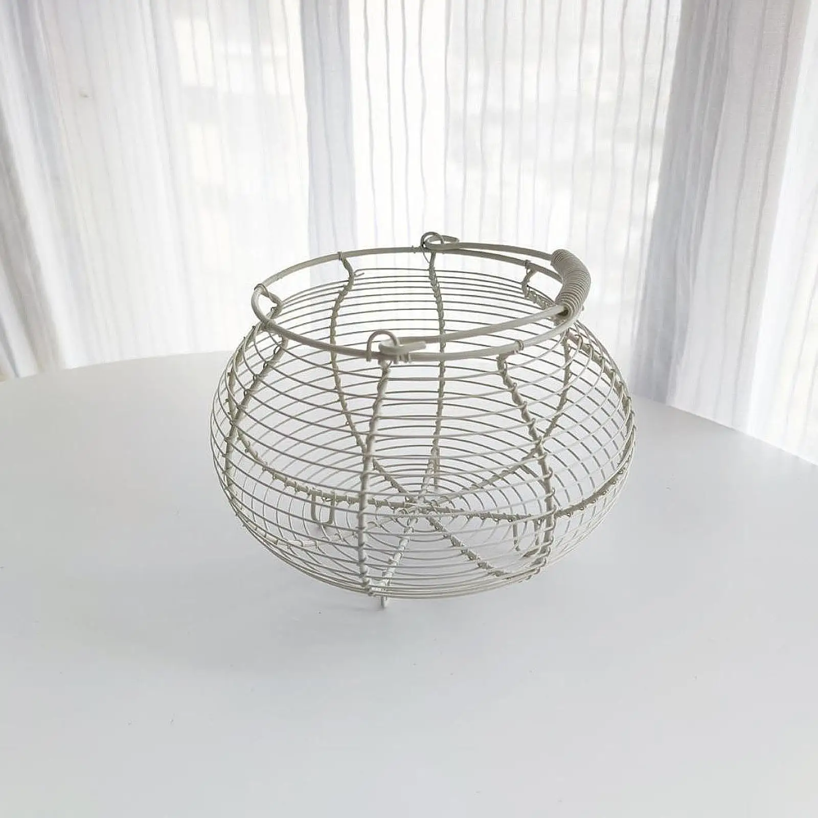 

Wire Egg Basket Chicken Egg Holder Decorative Organizer Round Container for Food Vegetables Fruits Bread 20 x 20 x 13 cm