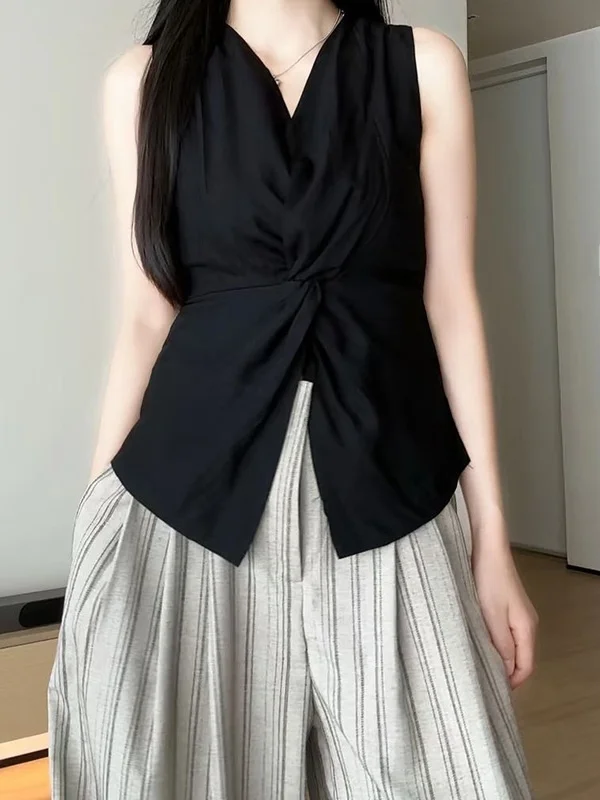 

plus Size Women's Black V-Neck Sleeveless Shirt Slimming Design Summer 2026 New Style Commute Korean Style Fitted Top
