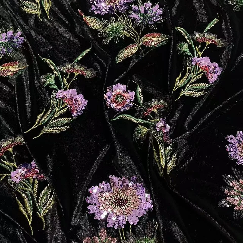 Zachte fluwelen zwarte achtergrond paarse kralen borduurstof retro elegante bloemen cheongsam jas geborduurde stof