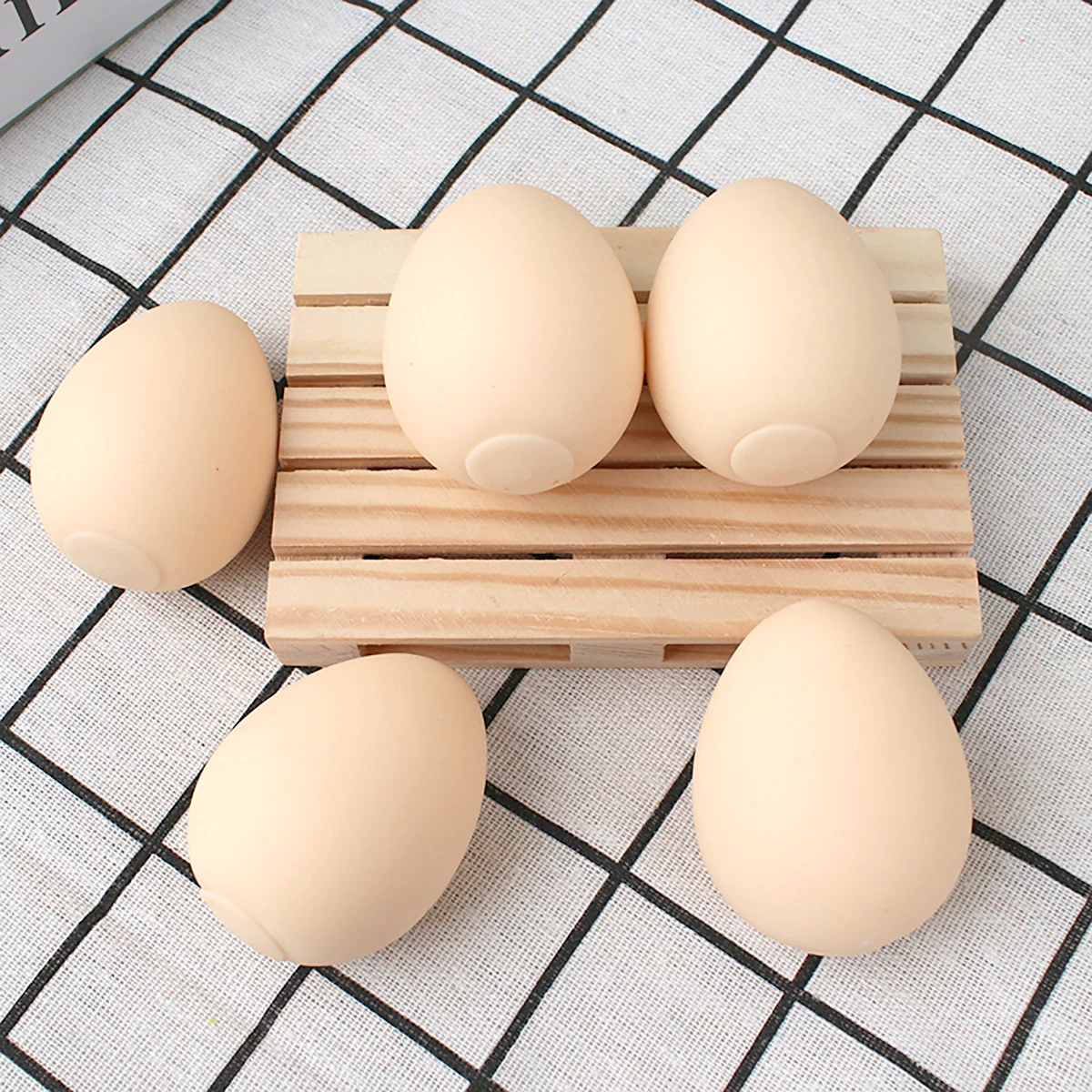 Creative simulation of egg kneading, pressure relief and release, non shattering egg squeezing ball