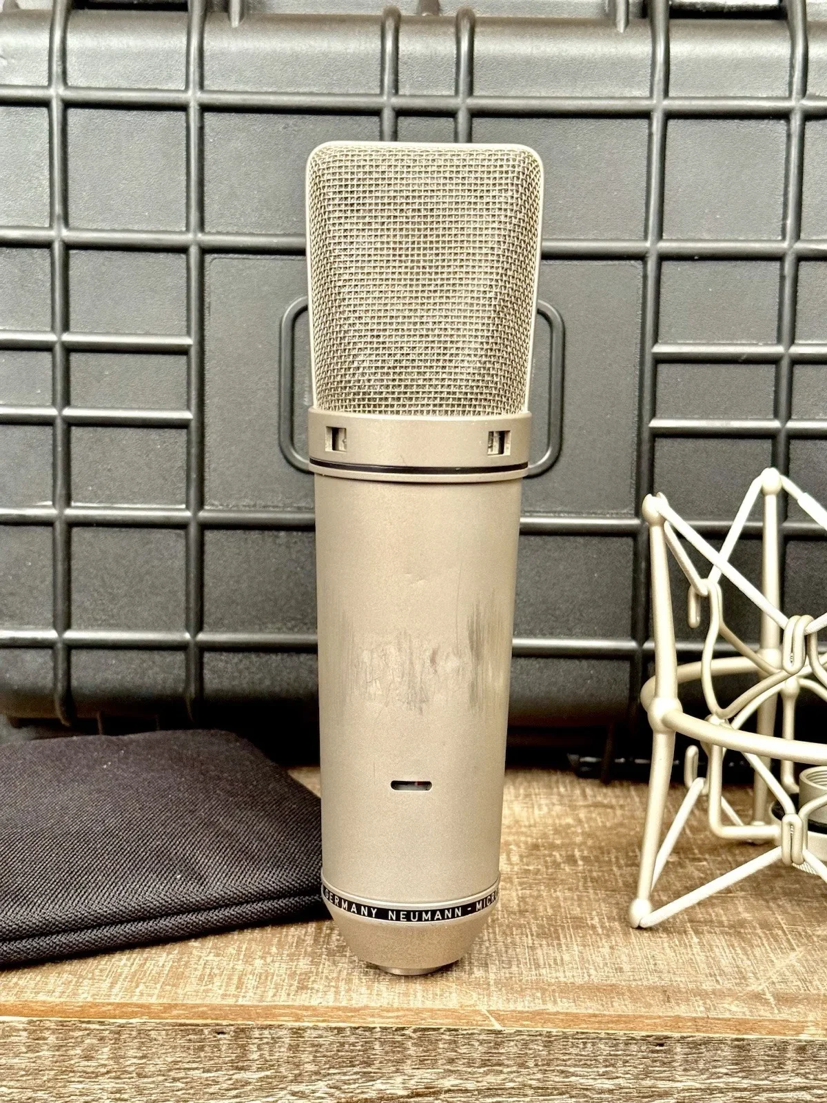 ไมโครโฟนคอนเดนเซอร์นอยมันน์ ยู 87 รุ่นวินเทจ ปี 1972 รูปร่างสวยงาม U87. SN 20769