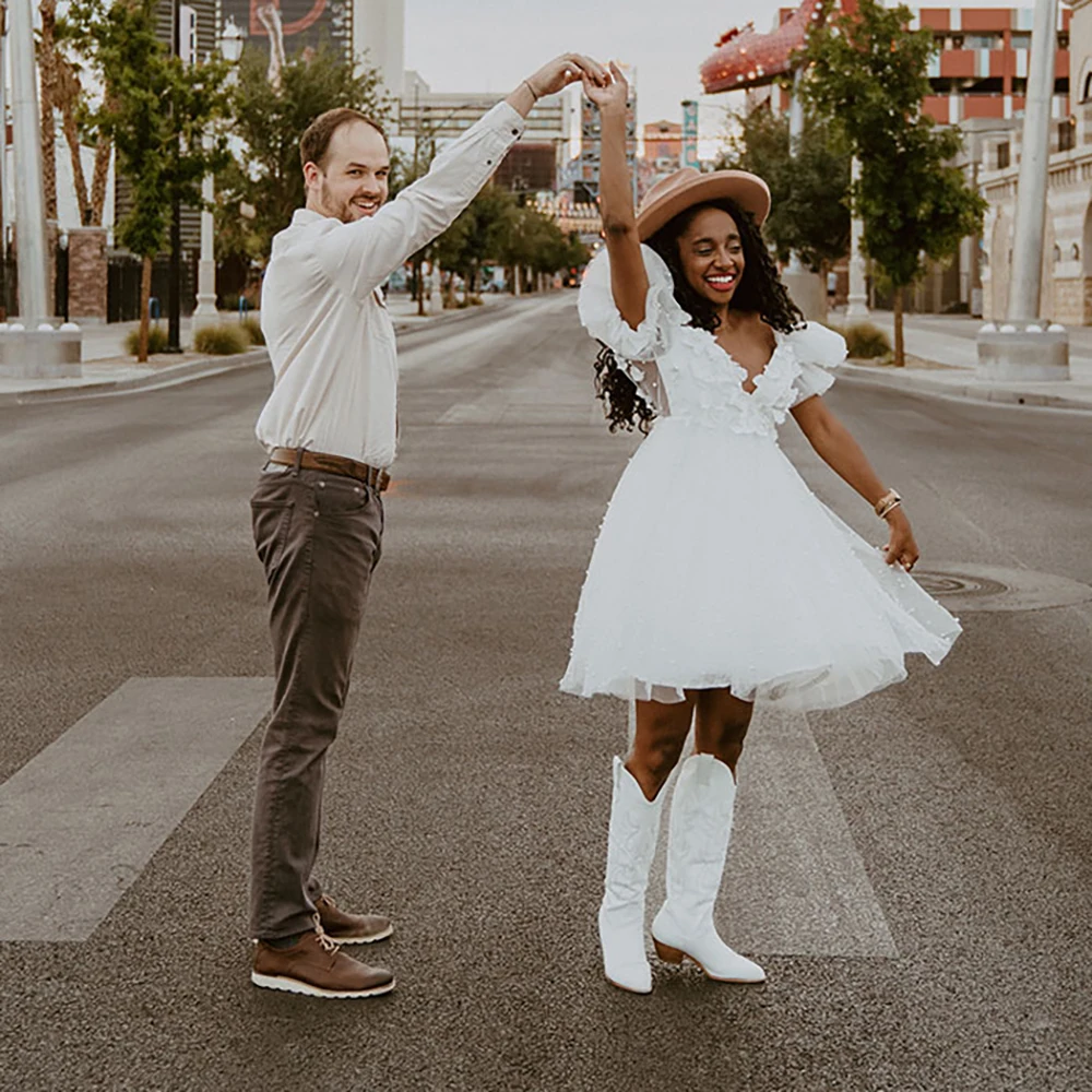 Robe de mariée en Tulle avec perles, longueur genou, décolleté en V plongeant, manches courtes plissées, dos nu, style Boho, fleurs 3D