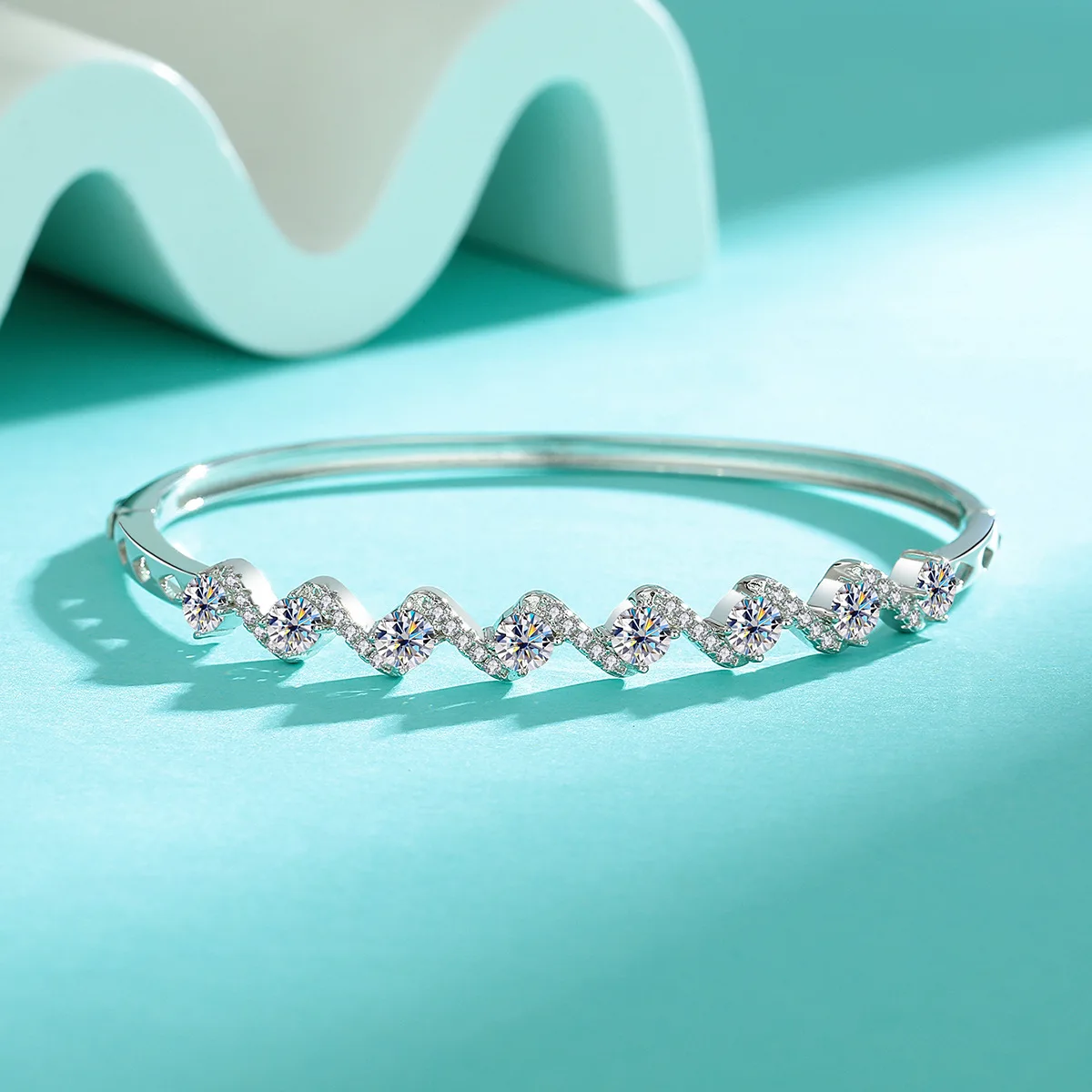 18k White Gold 2.4ct Wavy Moissanite Bangle, High-end Design Buckle Fashion Platinum Pt950 Bracelet Wedding Fine Jewelry Gift