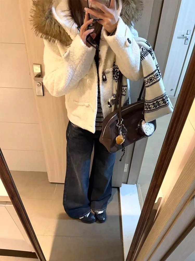 

Шерстяное пальто корейского дизайна с меховым воротником и роговими пуговицами. Теплая зимняя куртка для женщин. Эксклюзивная полиэстеровая куртка в Интернете...