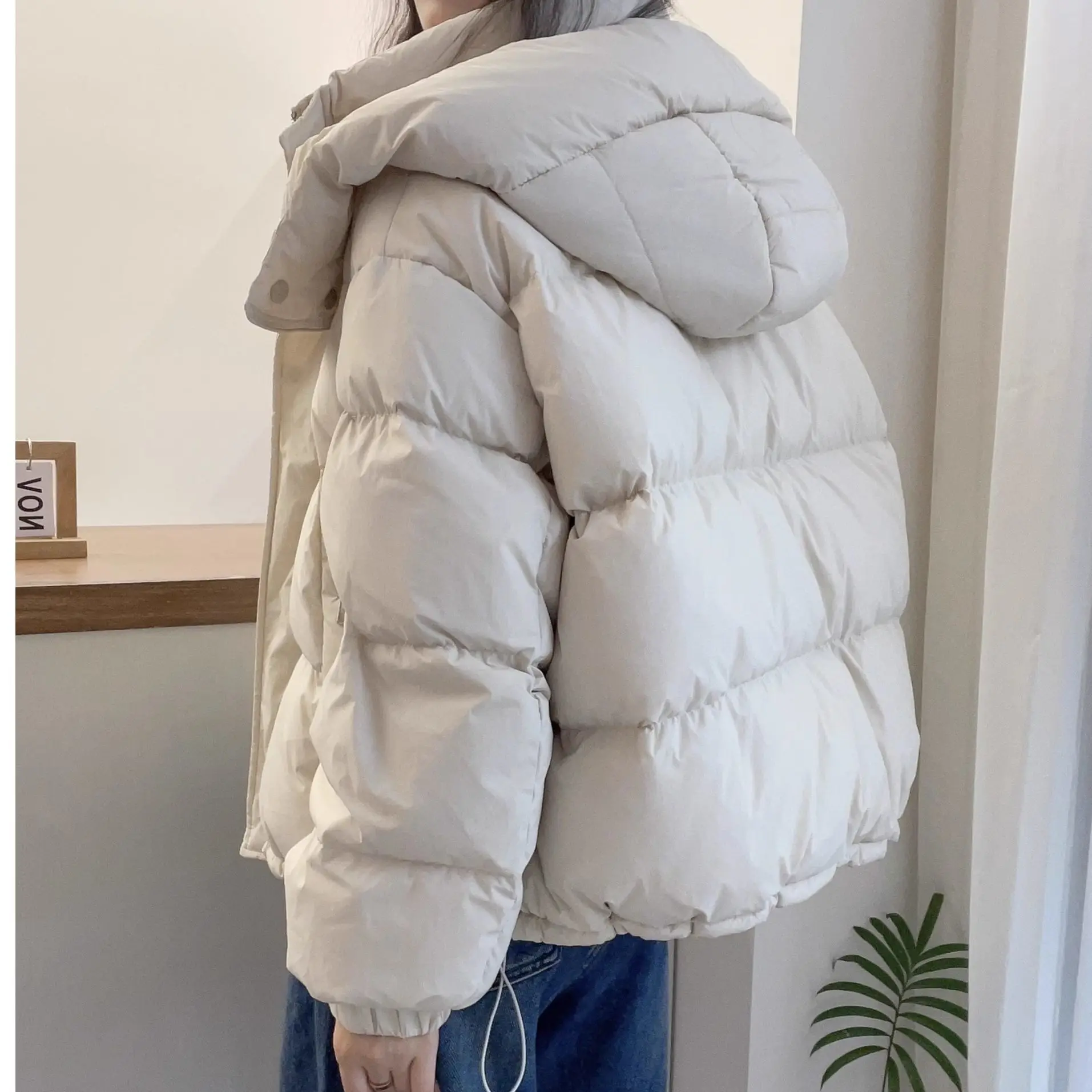 سترة نسائية عصرية كورية 2025 جديدة لخريف وشتاء فضفاضة بقلنسوة وسميكة ودافئة قصيرة معاطف مبطنة بالقطن قطع علوية نسائية