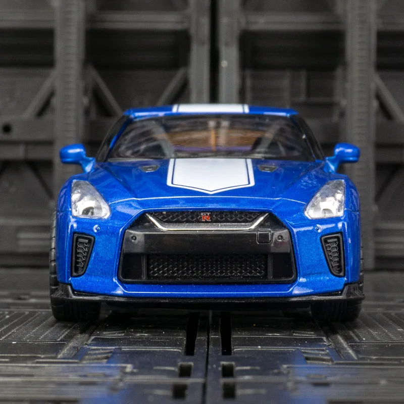 1:32 Nissan GTR R35 50th Anniversary Alloy Car Model Sound and Light Pull Back Children's Toy Collectibles Birthday Gift