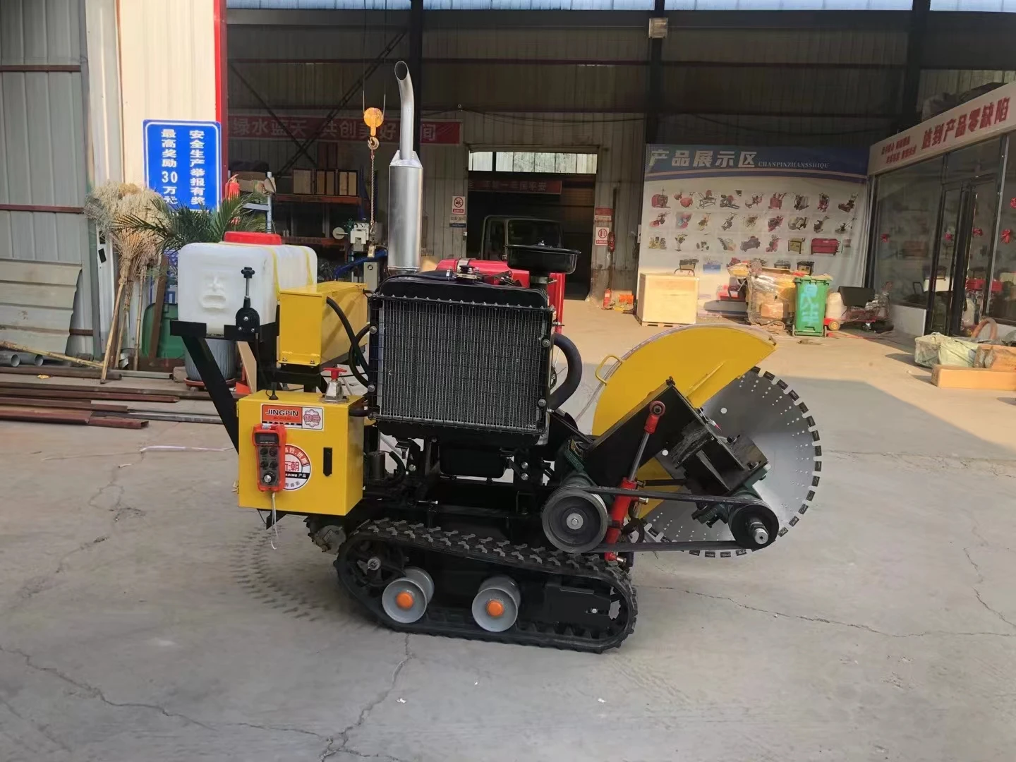 آلة قطع الطرق بجهاز التحكم عن بعد من نوع الديزل الزاحف قاطع الخرسانة الأوتوماتيكي منشار محرك الديزل قاطع الطريق قطع الخرسانة