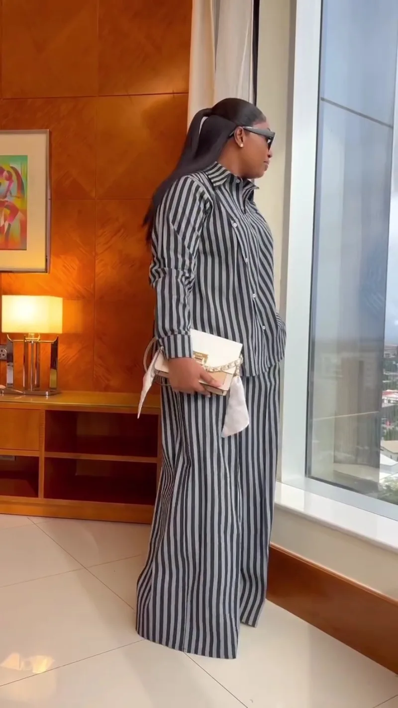 Afrikanisches Damen-Outfit in Übergröße, gestreift, zweiteilig, asymmetrisches Hemd mit Knöpfen, weit geschnittene Hose, lässiger zweiteiliger Anzug für Damen. – Detail 6