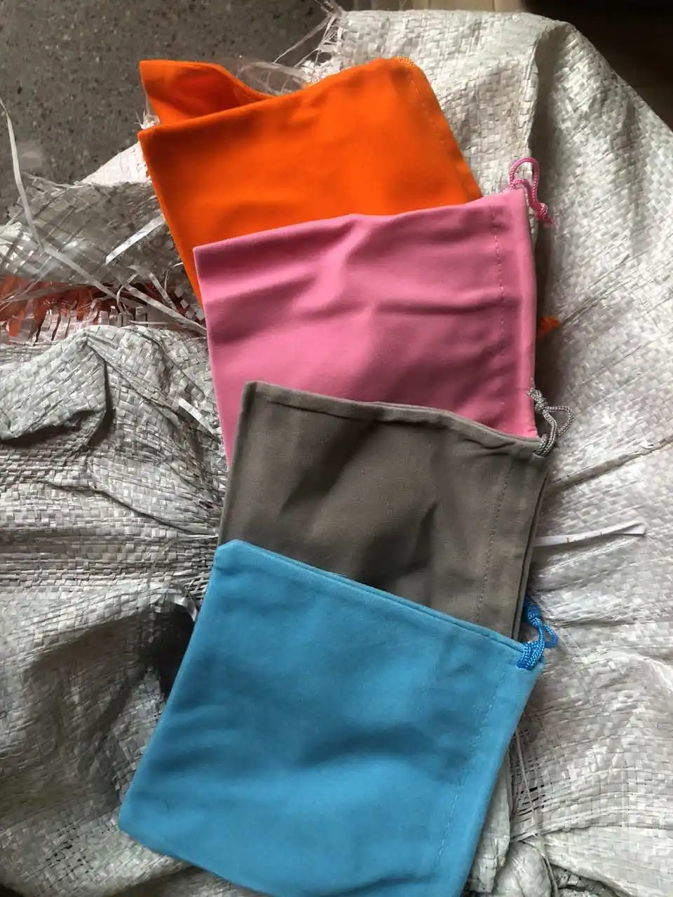 Tas Beludru Kubus Ajaib Warna Acak 15cm*14cm