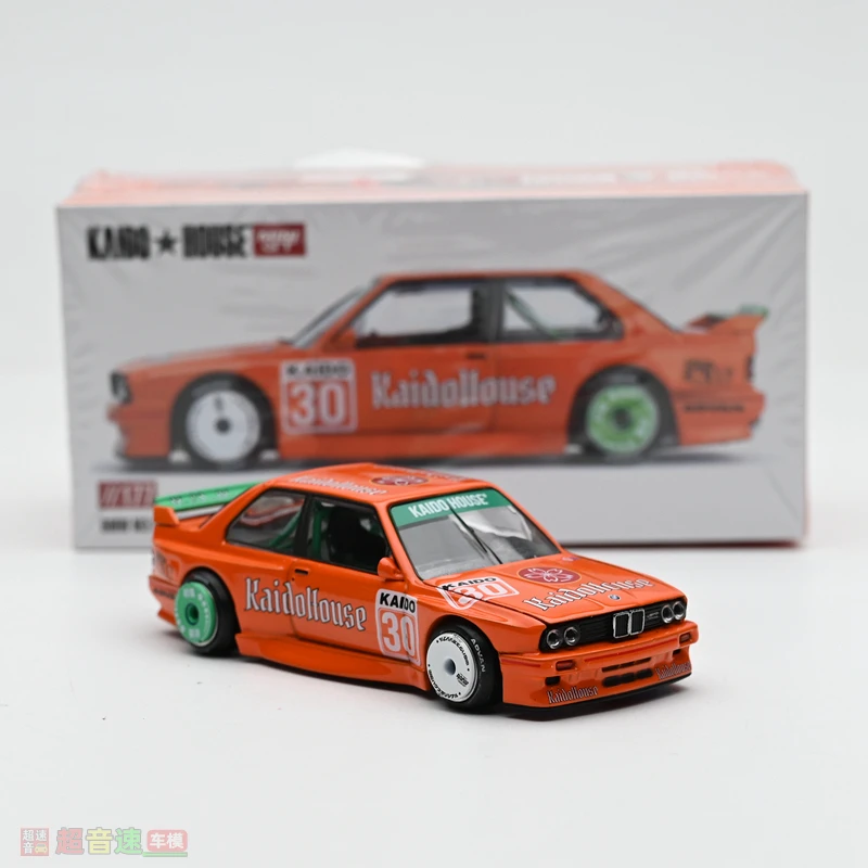 Em estoque: 1:64 BMW M3 V1 modelo de carro de liga de simulação fundida, brinquedo de presente de festival para meninos, ornamento colecionável decorativo para adultos.