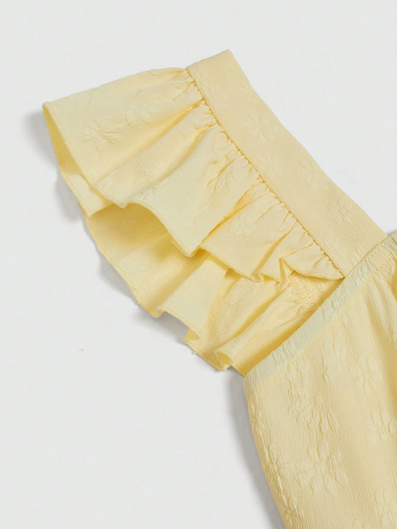 Damen-Oberteil mit quadratischem Ausschnitt und Rüschen, einfarbig; ein ärmelloses, tailliertes und elegantes Hemd, das sich für den Arbeitsalltag eignet. – Detail 8