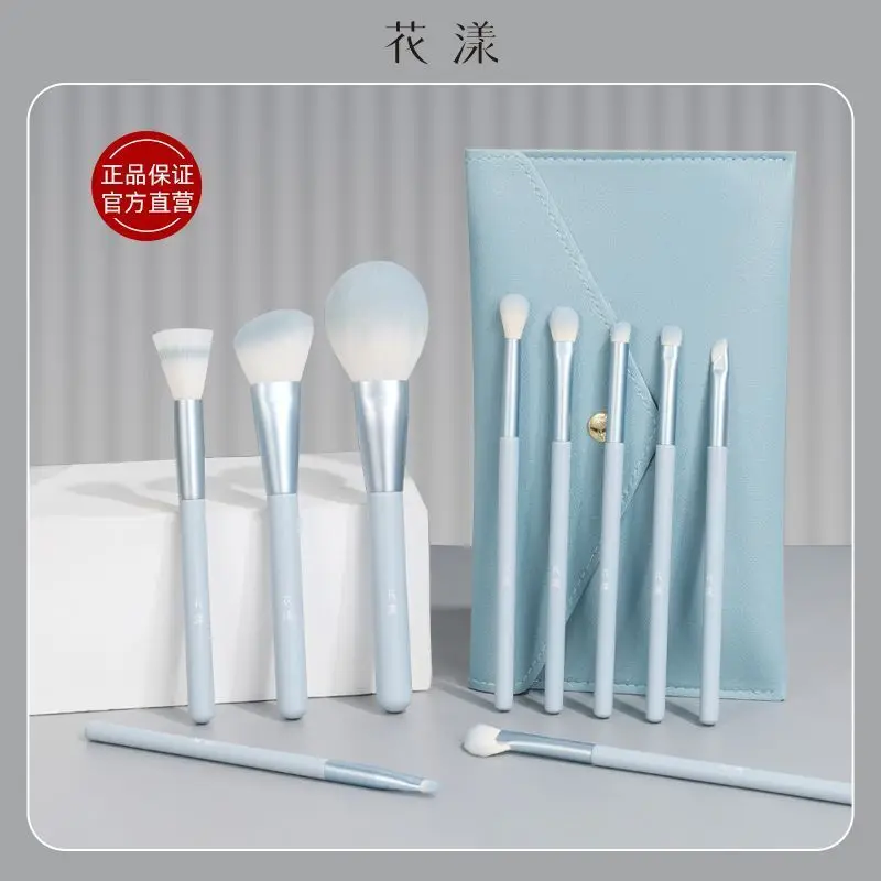 Un ensemble complet de pinceaux de maquillage semblables à des fleurs, des poils super doux, des pinceaux d'ombre à paupières à points de couleur et des outils de maquillage