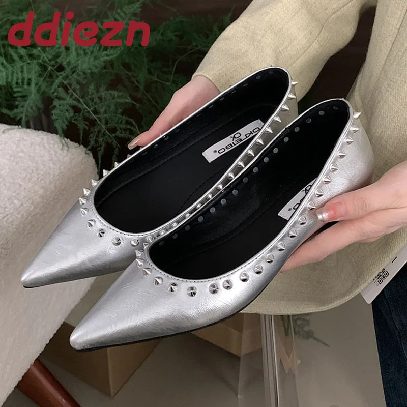 

Серебряная обувь, модные женские туфли-лодочки на плоской подошве с заклепками, летние весенние женские туфли без шнуровки с острым носком, женские туфли без шнуровки на плоской подошве с острым носком