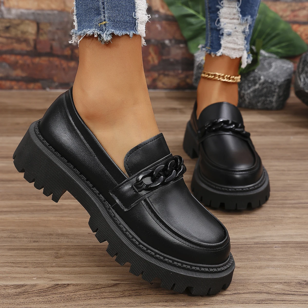 Mocassins de plataforma feminina com decoração de corrente moda estilo preppy sapatos mulher couro patente deslizamento em senhoras apartamentos plus size