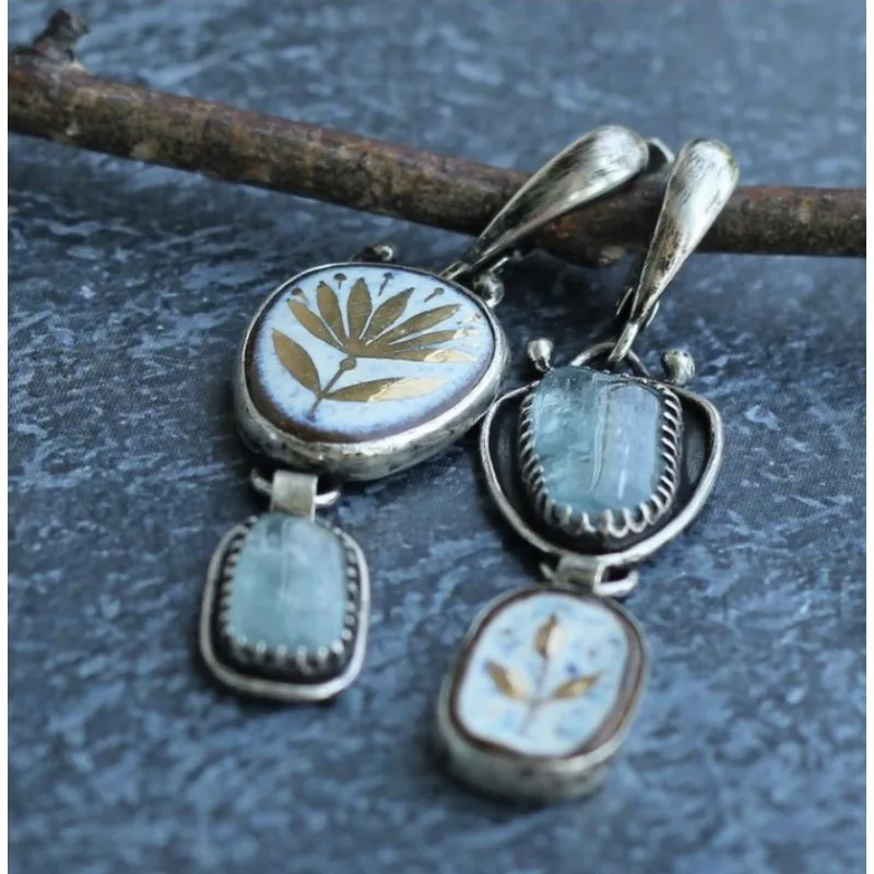 Pendientes étnicos de Color plateado con forma Irregular para mujer, aretes con patrones de flores, aretes colgantes de piedra verde de Metal Vintage, joyería