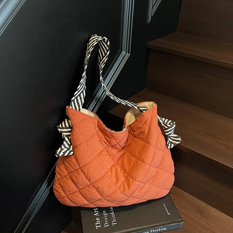 

2025 Новая стеганая сумка-тоут для женщин, большая вместительная мягкая сумка на плечо, роскошная винтажная сумка-хобо для повседневного ленивого шикарного наряда