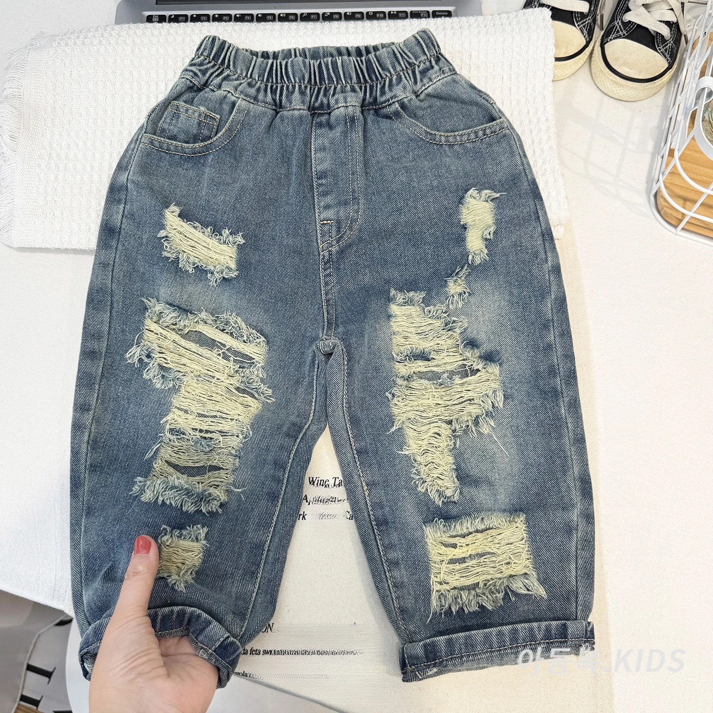 

Джинсы для мальчиков, весна 2026, новые, модные, свободные, рваные брюки, стильная детская одежда, коллекция