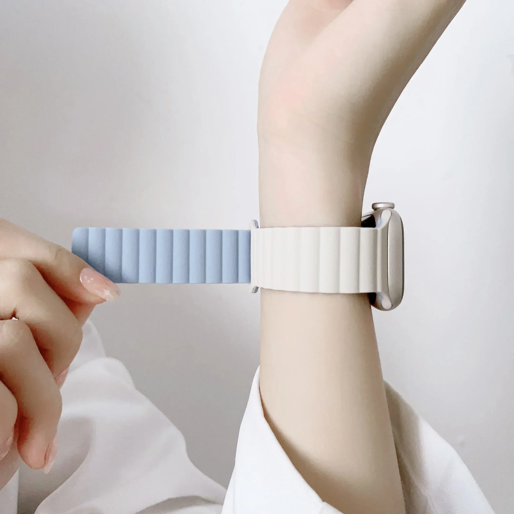 Ремешок магнитный для Apple Watch Band 45 мм 38 мм 49 мм 40 мм 42 мм 41 мм, силиконовый спортивный браслет для iWatch Series ultra 9 6 5 7 8 se 44 мм