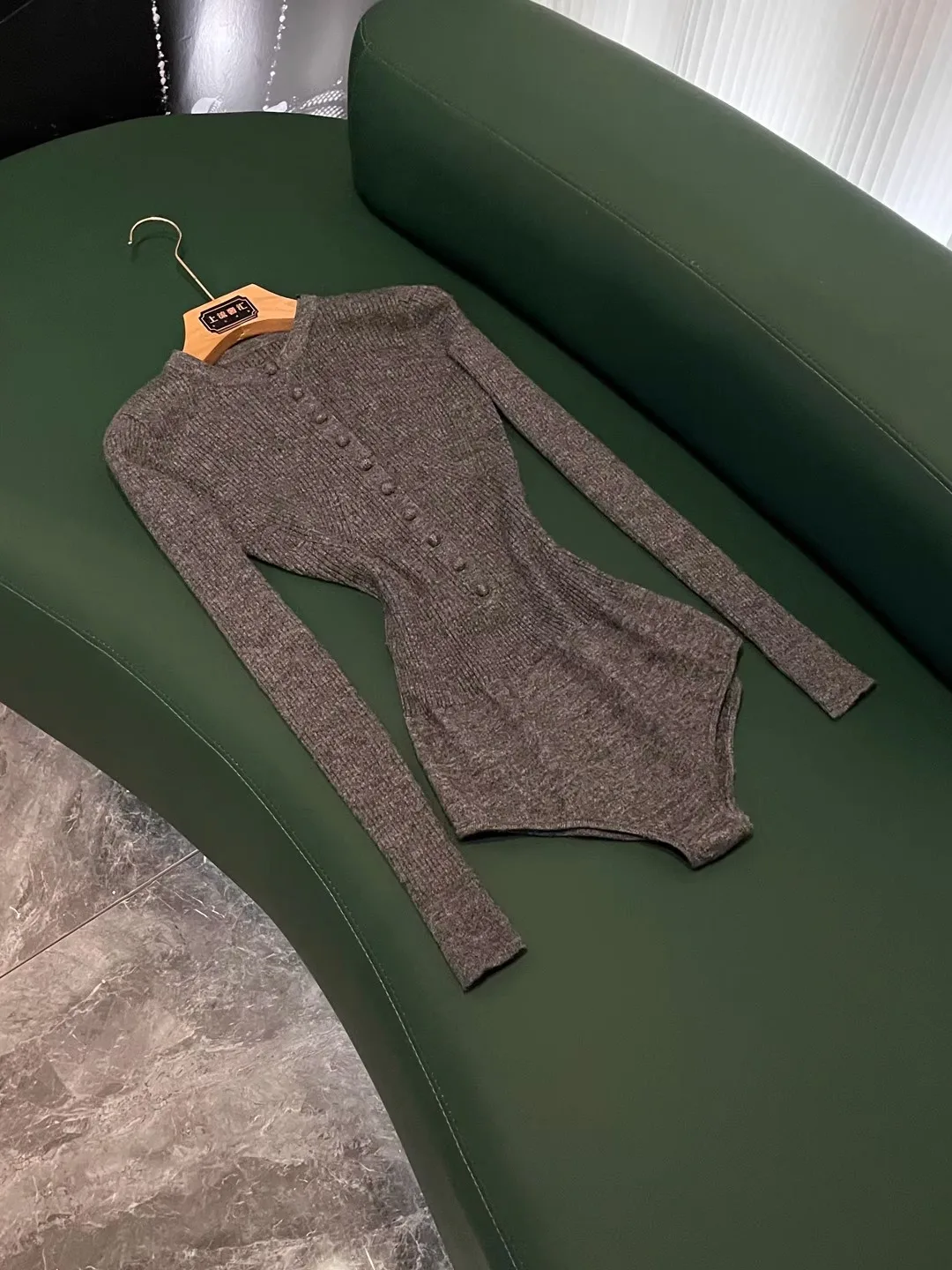 

Зимний трикотажный комбинезон Slim Fit 2025 с одной пуговицей, цветными блоками, для повседневной носки, с длинными рукавами, средней длины, модель FX479