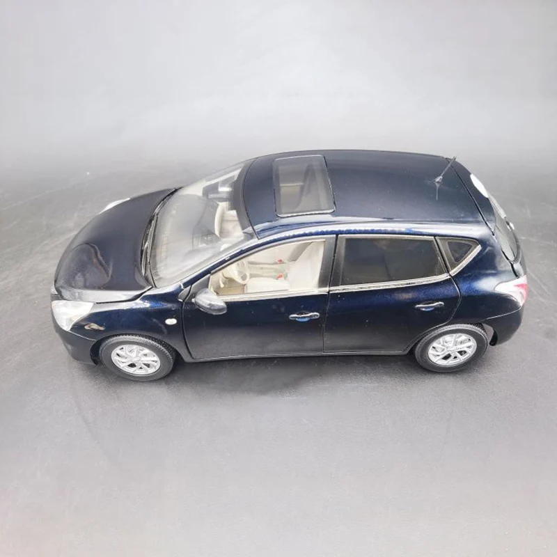 Diecast 1:18 Scale Dongfeng Nissan Tiida Alloy Car Model Collection Souvenir Display Ornaments Vehicle Toy