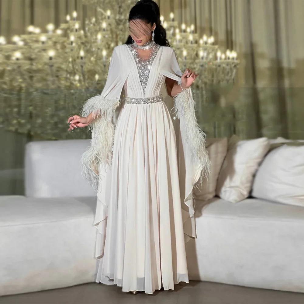 Maßgeschneiderte High Neck Saudi Abendkleider Strass Pailletten Perlen drapiert A-Linie Abendkleid Federn langes Chiffon-Partykleid