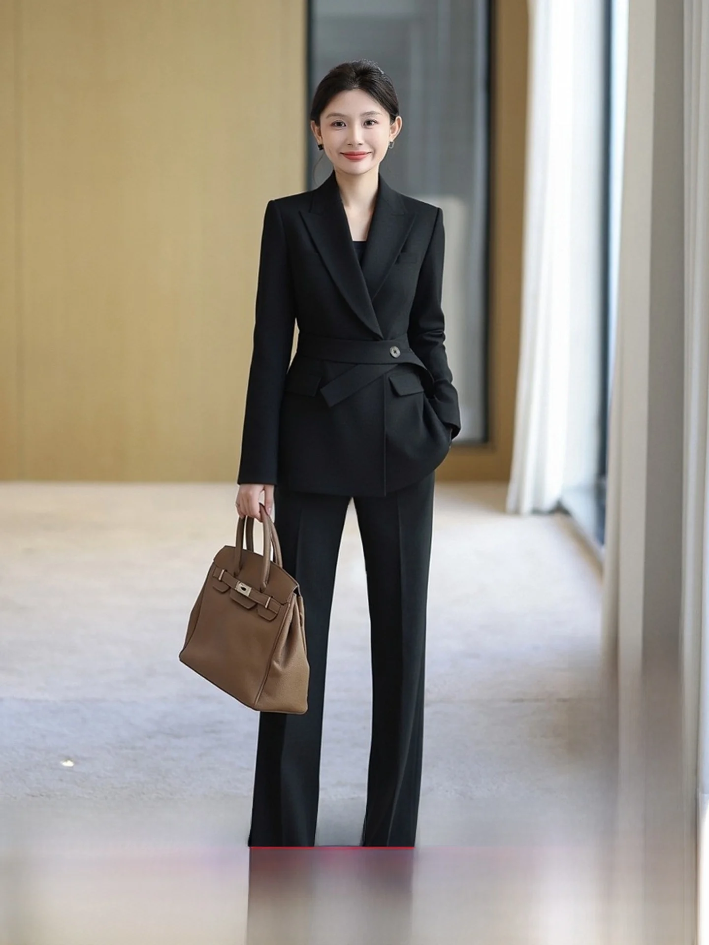 

Элитный черный костюм-двойка для женщин: приталенный дизайн, для офиса и деловых встреч, с одной пуговицей, длинный рукав, полиэстер