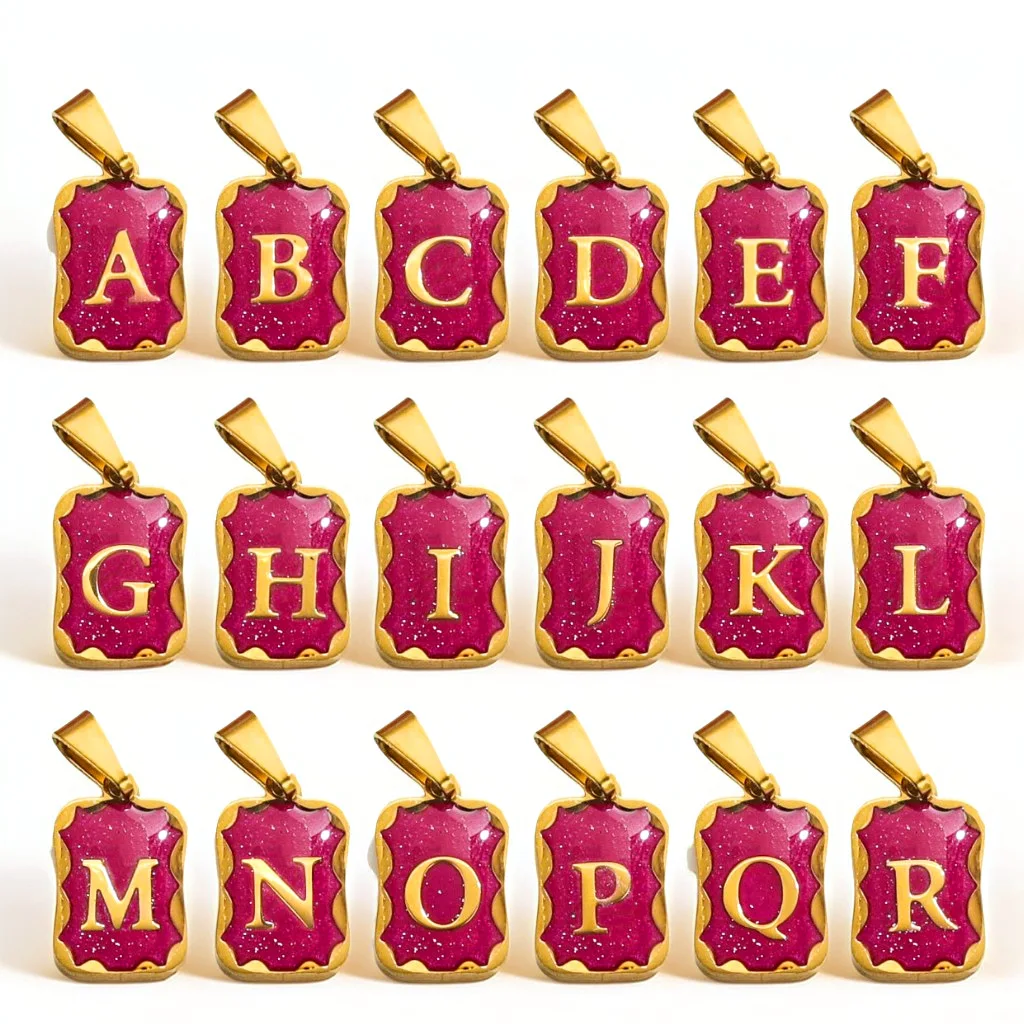 قلادة أولية بحروف إنجليزية مطلية بالذهب عيار 18 قيراط من الفولاذ المقاوم للصدأ بحروف مربعة للنساء