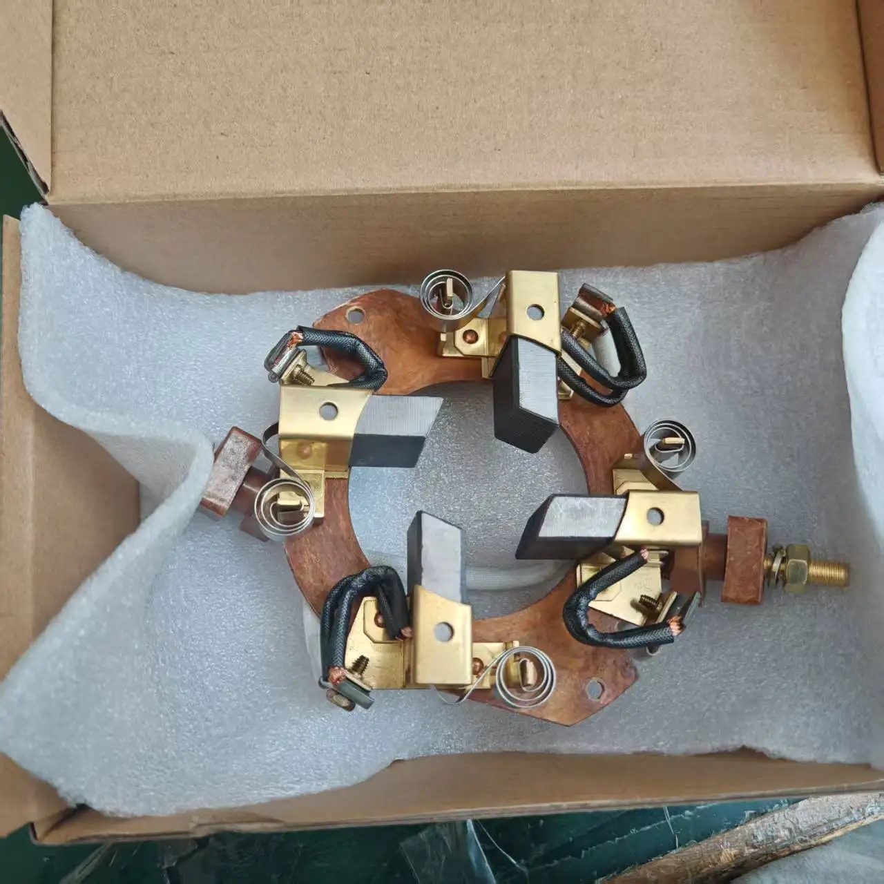 

Carbon Brush Assembly on DC Motor XQ-3.8 48V 3.8KW Metal Brush with Carbon Folder