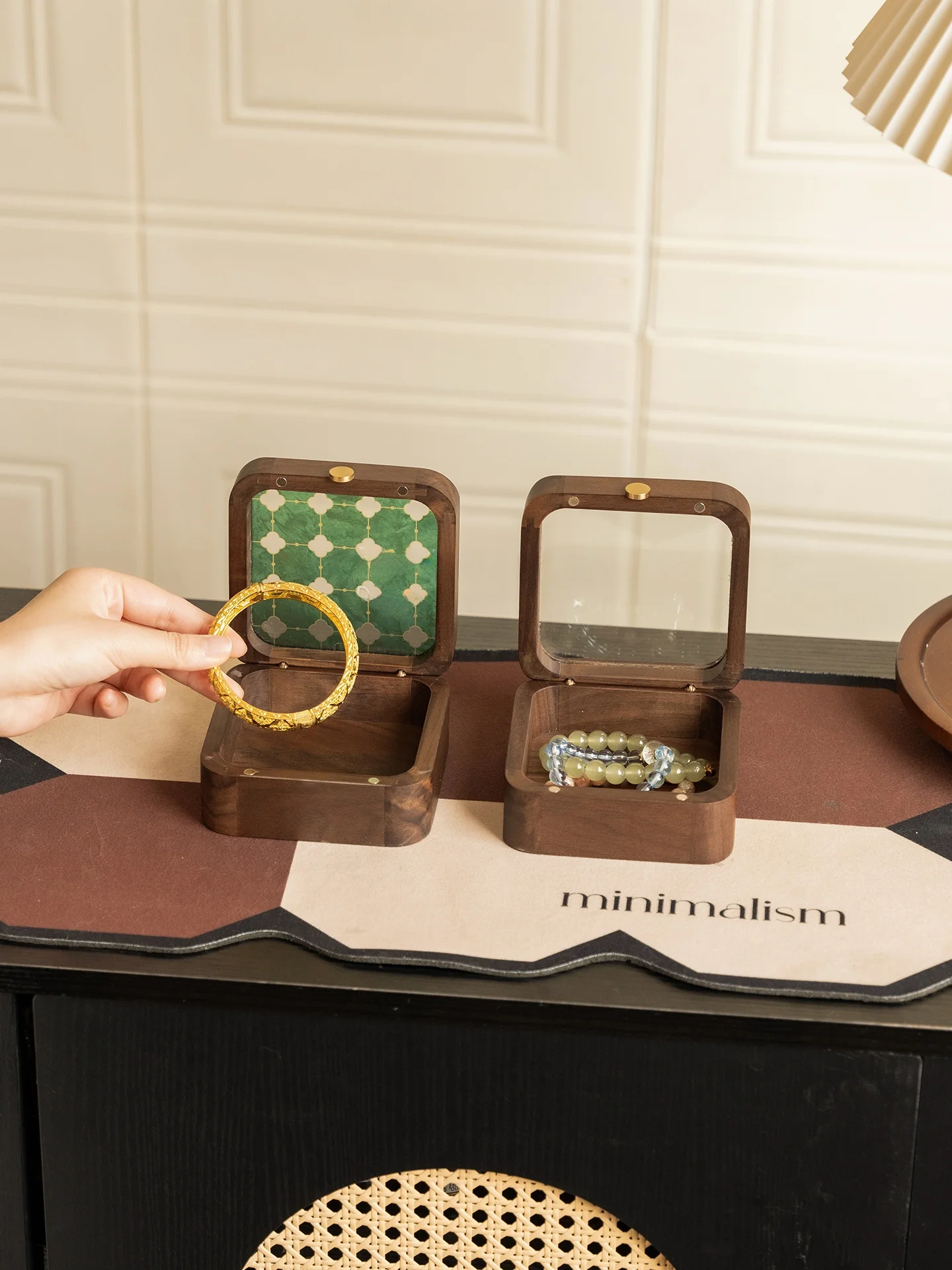 

Элитная портативная шкатулка для хранения золотых браслетов с гравировкой, креативная деревянная шкатулка для украшений из стекла для настольного использования