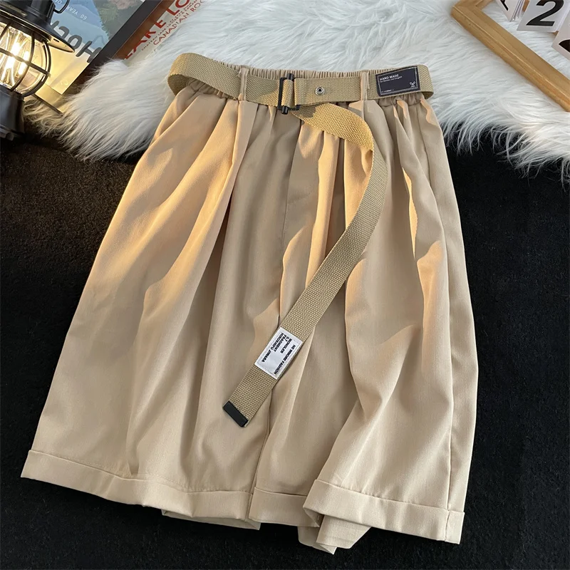 夏の男性スーツショーツ弾性ウエストバンドとベルト無地ポケット韓国カジュアルファッションルーズシンプルな男性ショーツ