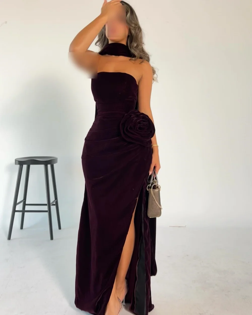 Robes longues formelles classiques personnalisées en velours faites à la main avec fleurs froncées droites sans bretelles robes d'occasion sur mesure tailles disponibles