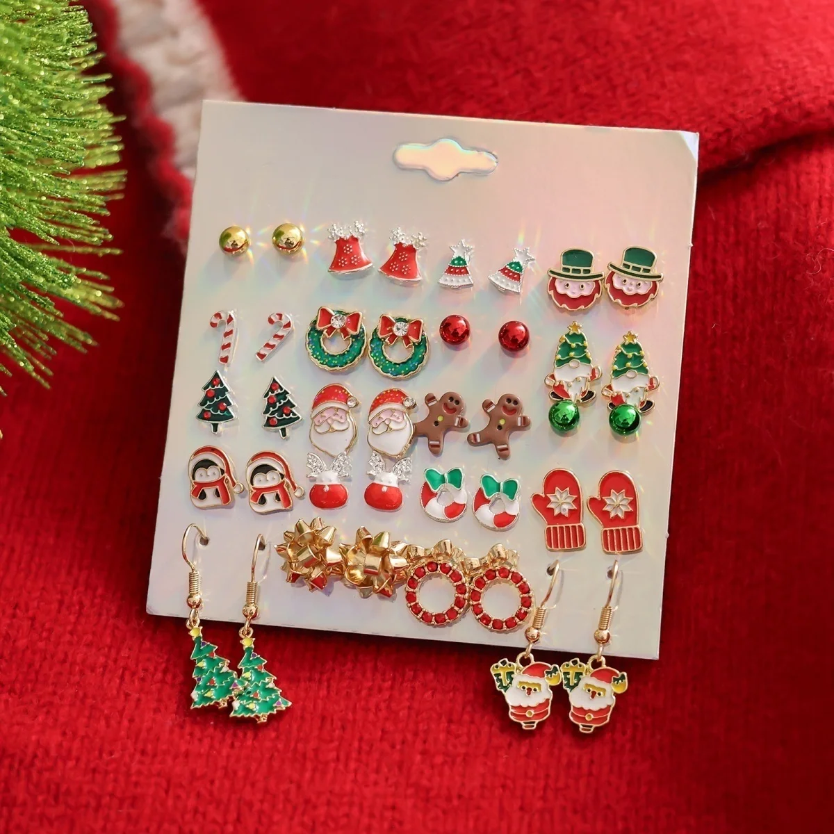 12/20 Paar kleine Ohrstecker mit Weihnachtsmotiven wie Weihnachtsbaum, Hirsch, Schneeflocke, Weihnachtsmann, Schneemann, Lebkuchenmann, Pinguin für Damen, Schmuck. – Detail 22