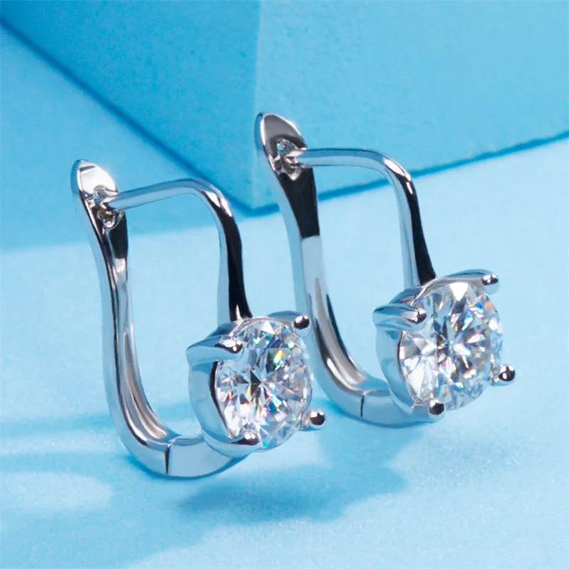Huitan Einfache klassische silberfarbene Creolen für Damen, 4-Krallen-Design, Zirkonia-Kristall-Ohrringe, zeitloser Stil, Schmuck