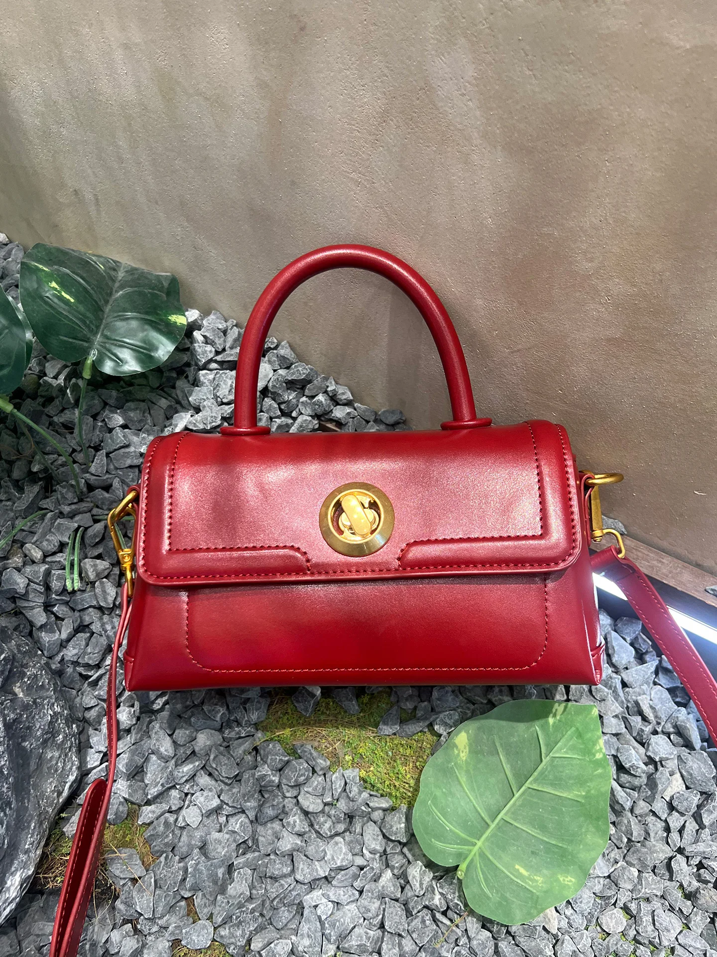 

Elegant Red Square Handbag Women's Commuter Crossbody Lock Buckle Bridal Bag Soft Handle Detachable Shoulder Strap Ladies Bag