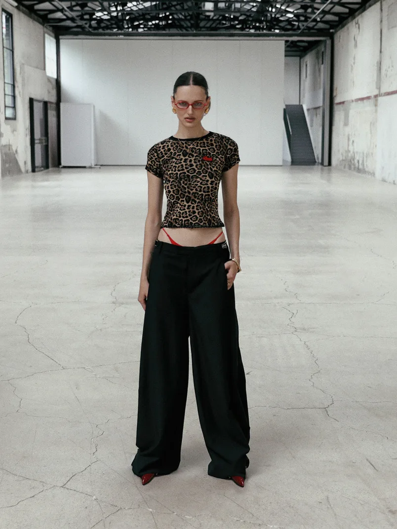 투톤 레오파드 프린트 투웨이 착용 반팔 티셔츠 여성 여름 2025 레이스 트림 핫 걸 스타일 섹시 탑 라운드 넥