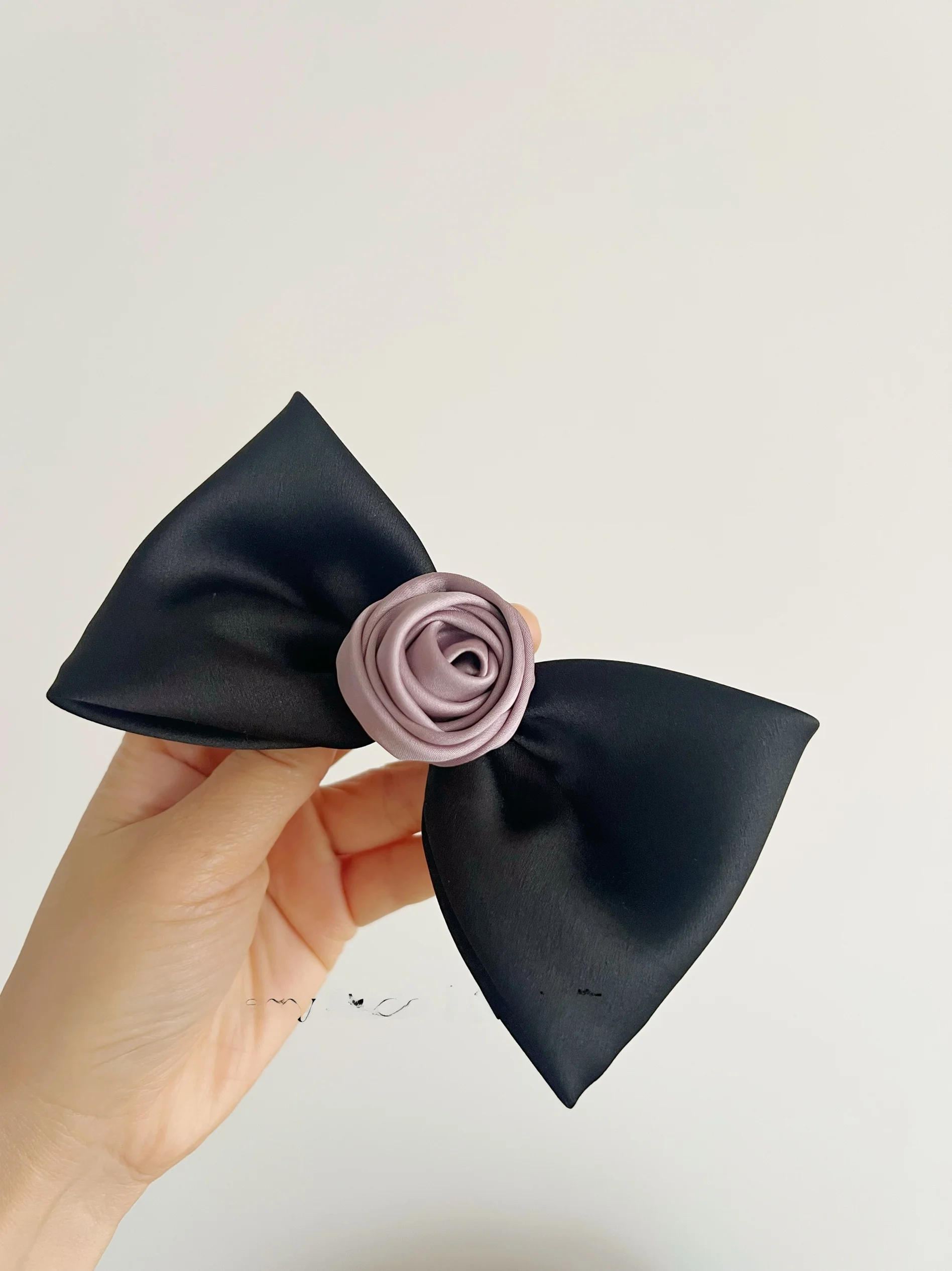 presilha-de-cabelo-artesanal-com-flor-rosa-roxa-cinza-acessorio-de-cabelo-elegante-e-moderno-em-cetim-para-mulheres
