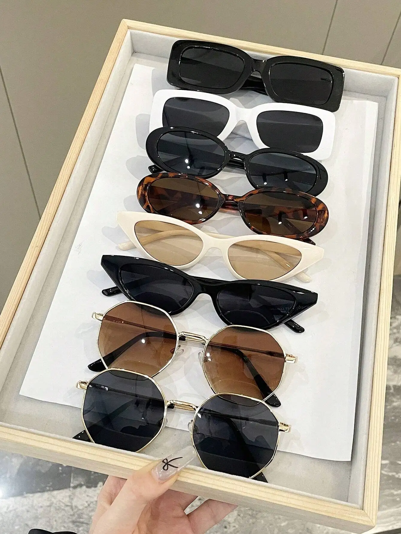 

Набор из 8 женских солнцезащитных очков с геометрическими оправами: квадратные, в форме кошачьего глаза, овальные и восьмиугольные оправы.