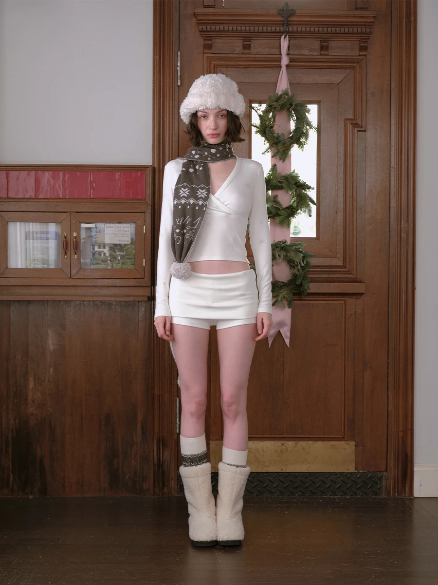 

Комплект из двух предметов: футболка с V-образным вырезом и длинным рукавом с принтом снежинок и шорты. Женский модный комплект в простом стиле, универсальный крой, стройнящий эффект.