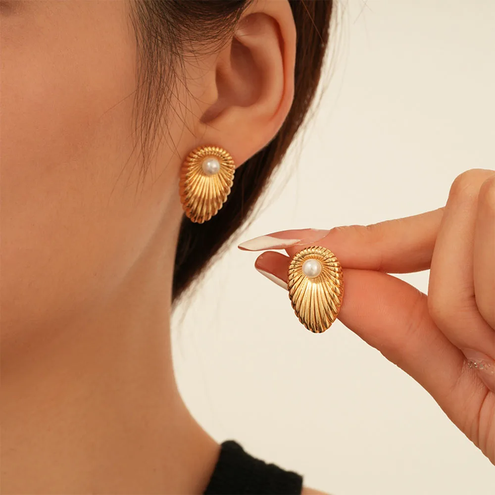 

2025 new five-leaf clover shell gold-plated stainless gold-plated earrings, high-quality waterproof pearl earrings, wife gifts