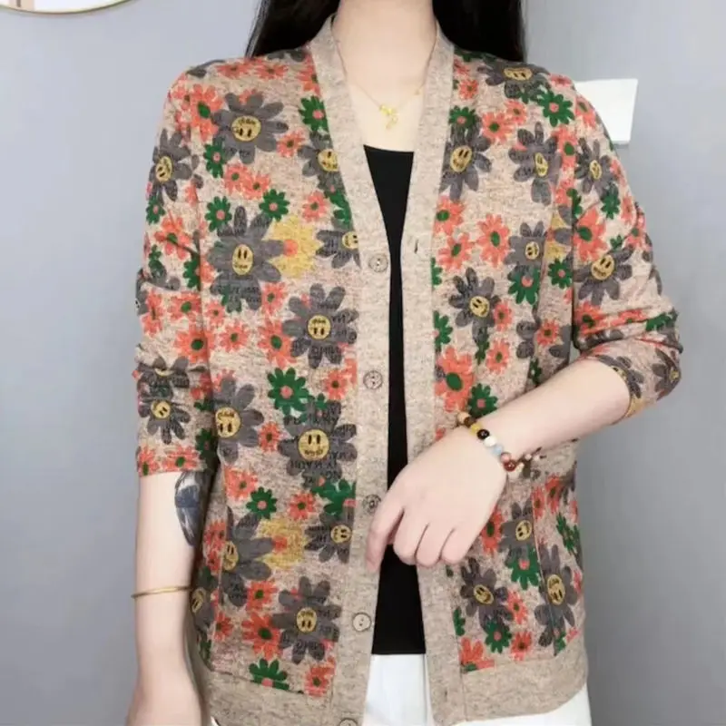 Fashionable Spring and Autumn Little Flower Coat Looks Thin Loose and Stylish 2024 New Mom Long Sleeve Knitted Cardigan Top