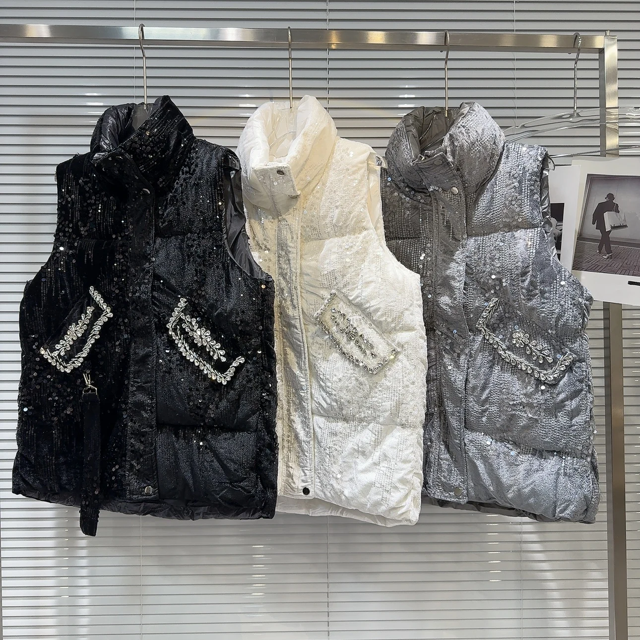 

Модный женский бархатный жилет из хлопка с тяжелыми украшениями, зима 2025 года, теплый жилет с воротником-стойкой, уличный жилет на молнии, повседневный...