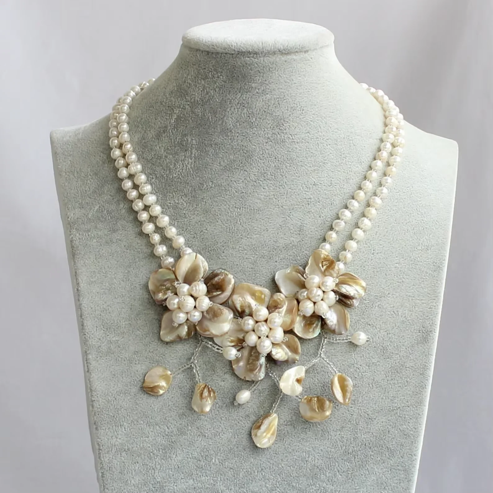 

Women's Three Flower Baroque Shell Necklace