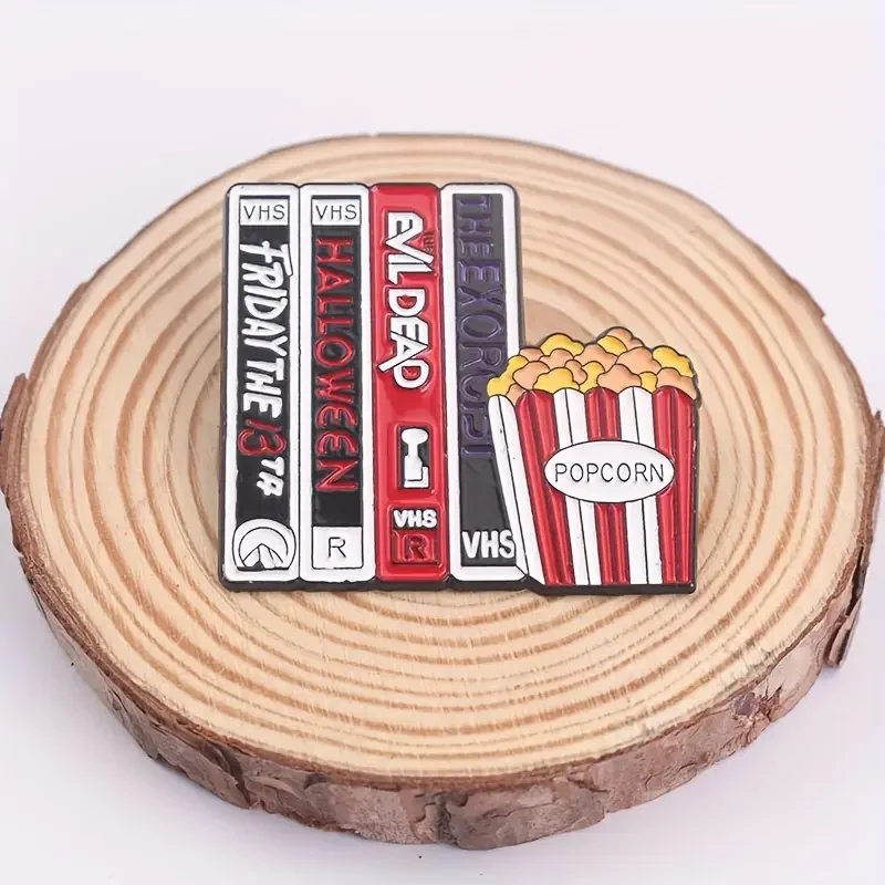 1 قطعة سلسلة أفلام الرعب المينا سبيكة شارة بدبوس خمر VHS والفشار تصميم النمط الأدبي الإكسسوارات #6