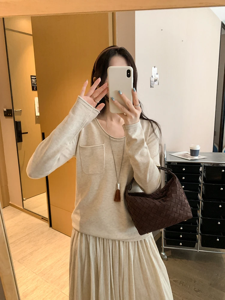 

Вязаная базовая рубашка в корейском стиле с U-образным вырезом, женская, весенняя, новая модная модель, облегающая, универсальная, можно носить как верхнюю одежду, очень красивый топ.