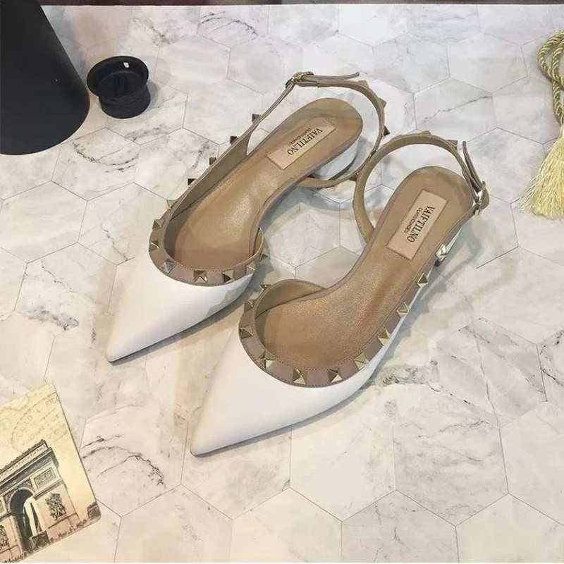 2026 Hochwertige spitze Damen-High-Heels: Neue Retro-Sandalen aus Lackleder mit Nieten – Bequeme Büro-Sandalen mit offenem Absatz – Detail 2