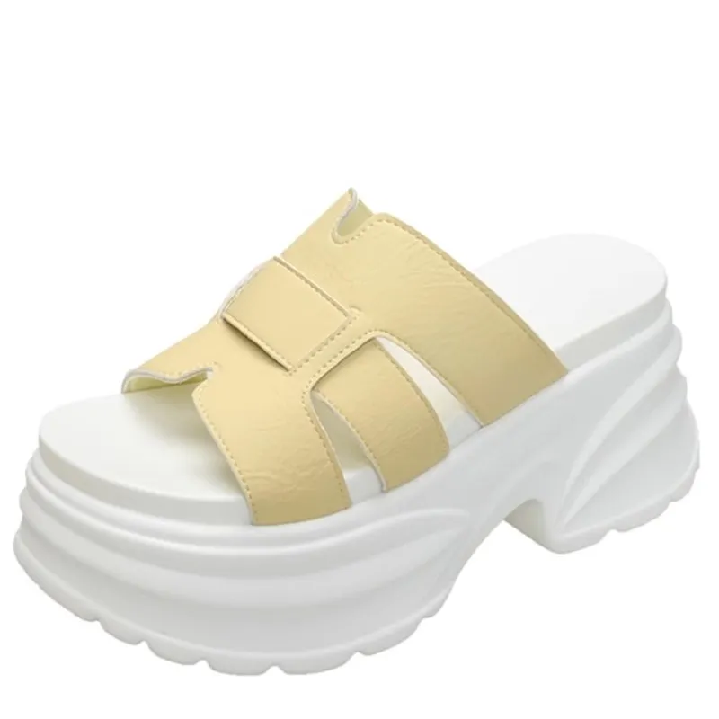 

Удобные и универсальные тканые полые тапочки для женщин в летней одежде. Маленькие однолинейные сандалии на толстой подошве толщиной 8 см.