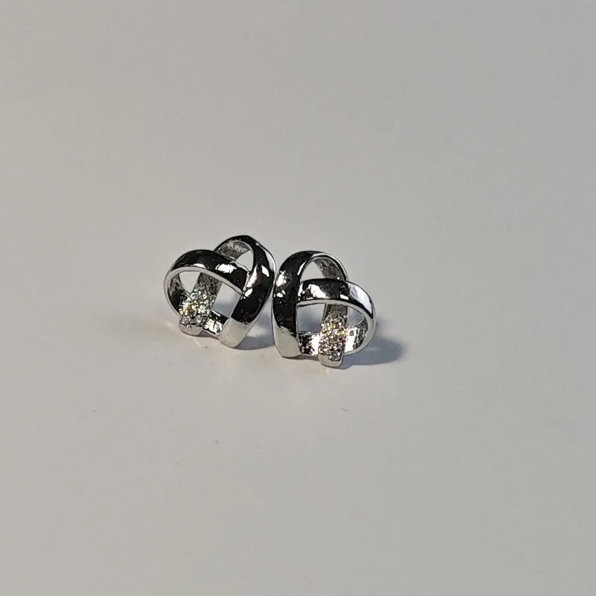 

Персонализированные, модные и универсальные серьги в форме сердца с женским нишевым дизайном и элитным ощущением