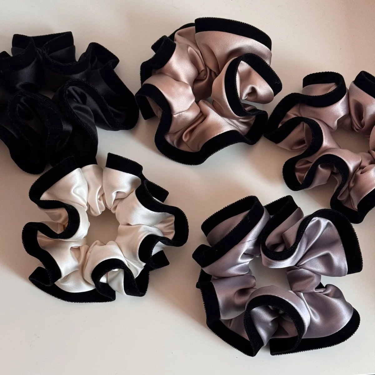 

Атласная бархатная повязка на голову в стиле ретро с рюшами для толстой кишки и высококачественным ощущением, женская повязка на голову с хвостиком